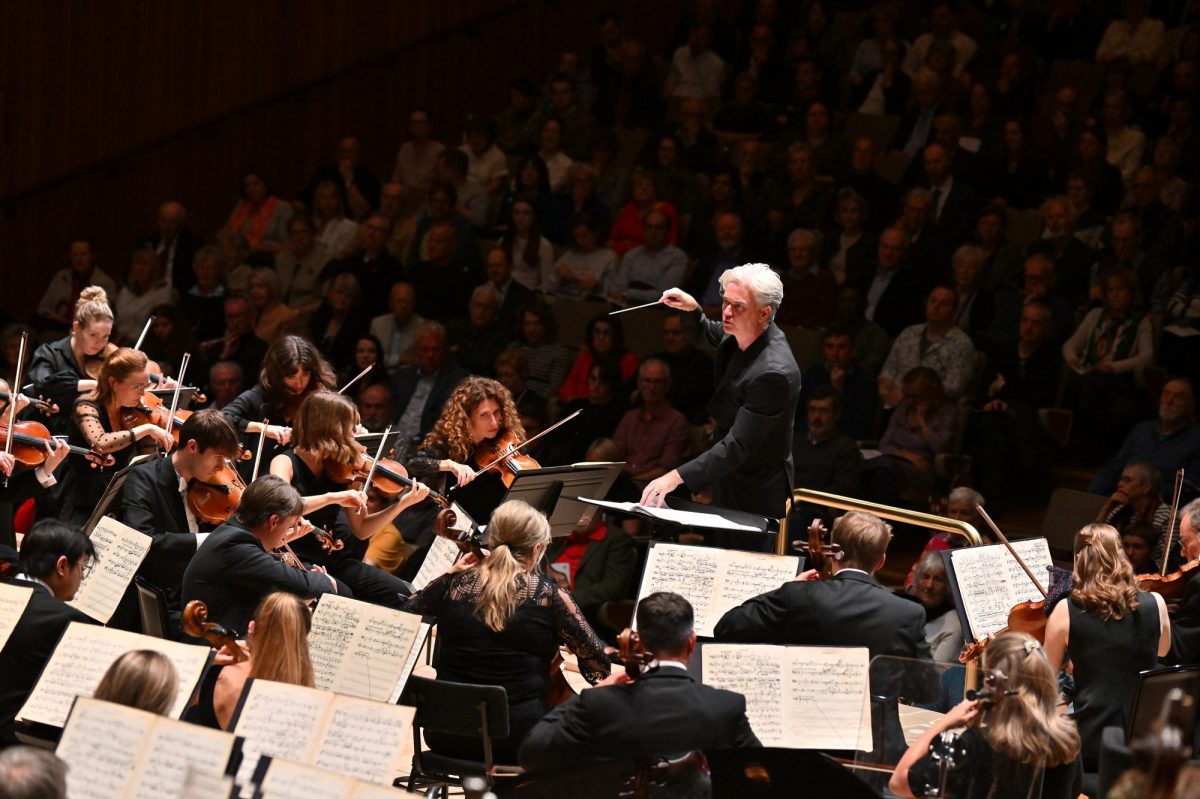 Edward Gardner in a concert setting conducting an orchestra.